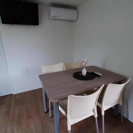 مكان تخييم Mobile Homes Kamp Maslina,