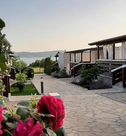 Mobile Homes Kamp Maslina, * بيوغْغاد نا موغو